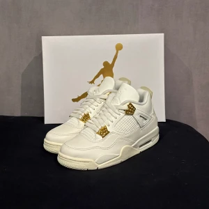 Jordan 4 Metallic Gold - Helt nya med kvitto och box💫 Storlek 38🤩