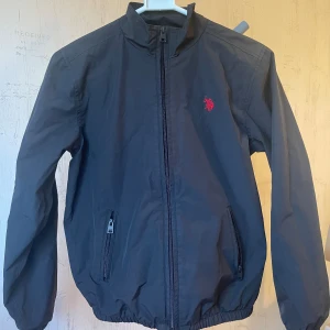 Ralph lauren jacka  - Bra skick, köpt för ca 4 år sen 💞Står ingen storlek men skulle säga att den passar barn i åldern 12/13/14 :) Jackan är köpt på kidsbrandstore.