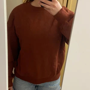 Vinröd sweatshirt - Aldrig använd. Köpt på herravdelning, storlek xs. 