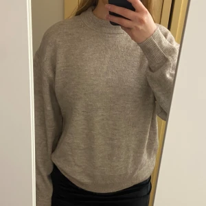 Stickad tröja - Grå/beige stickad tröja från HM. Aldrig använd. 