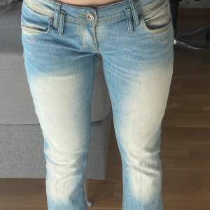 Säljer ett par supersnygga ljusblåa jeans från Only för att dem inte kommer till användning så mycket tyvärr! Superbra skick!