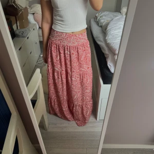 ZARA Kjol - Kjol från ZARA, storlek XS. Använd ett fåtal gånger. Lång på mig som är 160cm. 