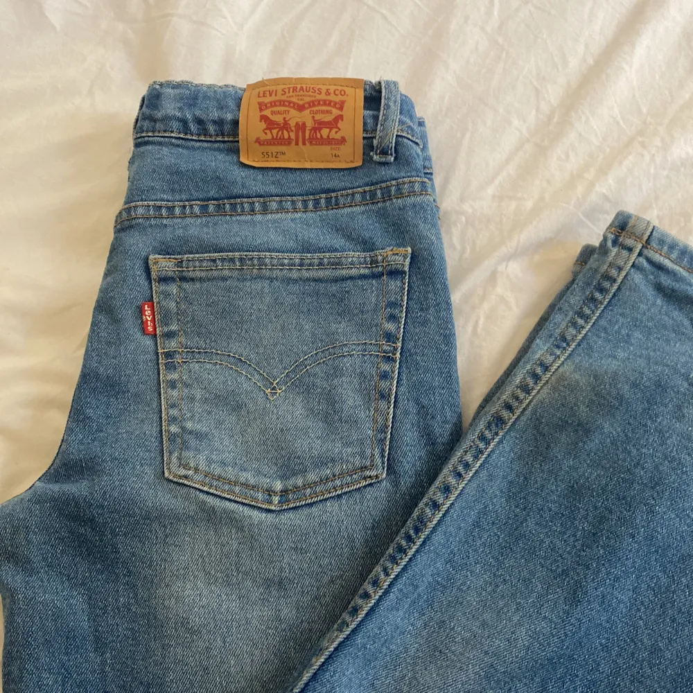 Storlek 14 ca 175  Slim Levis jeans använda ett fåtal gånger. Små gräsfläckar på knäna. . Jeans & Byxor.