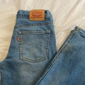 Storlek 14 ca 175  Slim Levis jeans använda ett fåtal gånger. Små gräsfläckar på knäna. 