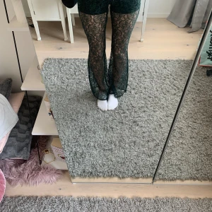 Spetsbyxor  - Säljer mina hemmasydda lowwaist bootcut spetsbyxor de är aldrig använda  