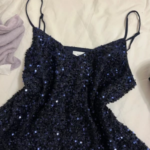 Festopp - Blå festtopp från VILA storlek M