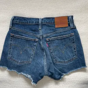 Snygga jeansshorts från Levis som är nästintill oanvända! Säljer då de tyvär blivit försmå.  Står ingen storlek men skulle uppskatta att de är xs💕