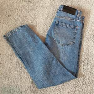 Säljer nu dessa snygga jeans då de är för små. Skicket är 8/10, inga defekter. Vid minsta fråga, kontakta mig!🤝😊
