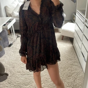 Klänning från ZARA - Säljer en jättefin klänning från zara! Aldrig använd och är i storlek S/M💘