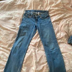 Arrow low straight jeans från weekday i storlek 26/30. (För korta för mig som är 168). Är snygga och i bra skick.