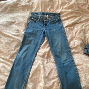 Jeans från weekday  - Arrow low straight jeans från weekday i storlek 26/30. (För korta för mig som är 168). Är snygga och i bra skick.