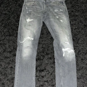 Replay jeans  - Tjena jag säljer dessa sjukt feta Replay jeans som har använts i någon månad! Storleken på midjan är 31 och längden 32 och modellen är en groover. Kan fraktas och mötas upp om du har någon fundering är det bara att höra av sig😄
