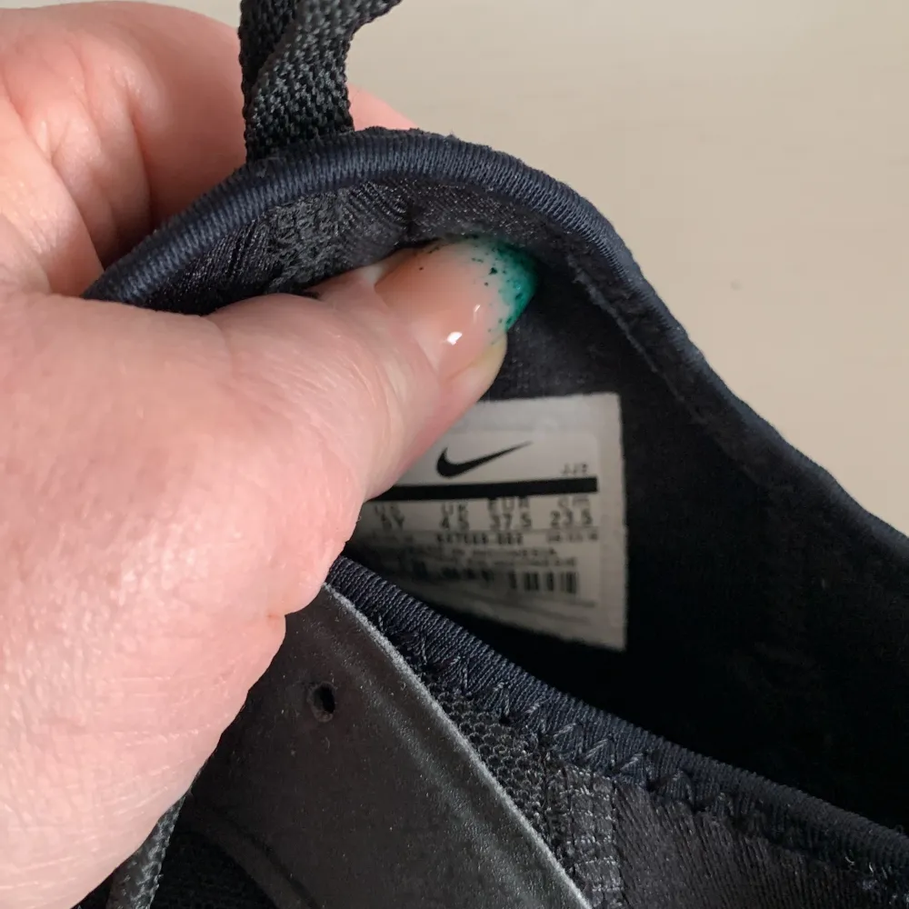 Svarta Nike air i stl 37,5. Använda en gång. Mycket fint skick. . Skor.