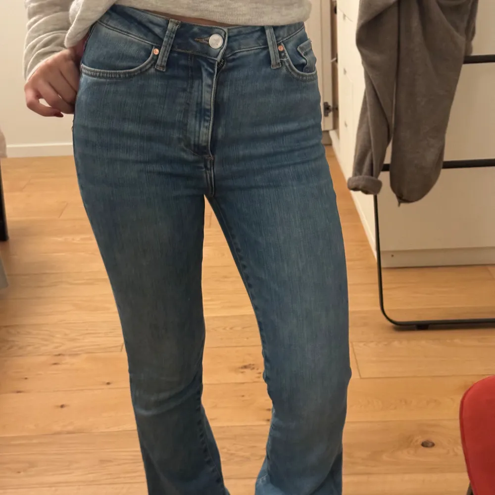 light blue flare jeans. Slightly high waisted. Super flattering, and comfortable . Jeans & Byxor.