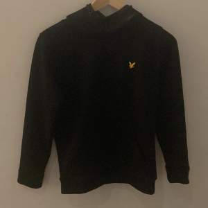 En Lyle&scott luvtröja. Den är i väldigt bra skick och inte använd så mycket vill inte ha den längre. Vill sälja så snabbt ja kan köpt för 700kr på Intersport Priset kan diskuteras 