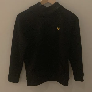 LYLE&SCOTT TRÖJA - En Lyle&scott luvtröja. Den är i väldigt bra skick och inte använd så mycket vill inte ha den längre. Vill sälja så snabbt ja kan köpt för 700kr på Intersport Priset kan diskuteras 