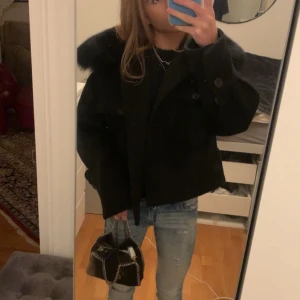 Meotine jacka  - Säljer denna supersnygga svarta meotin jacka då jag tröttnat på den🩷superfint skick! Storlek xs/s men passar även m🌸supernice nu till våren och hösten! Kan även tänka mig att myta till en herno jacka🩷