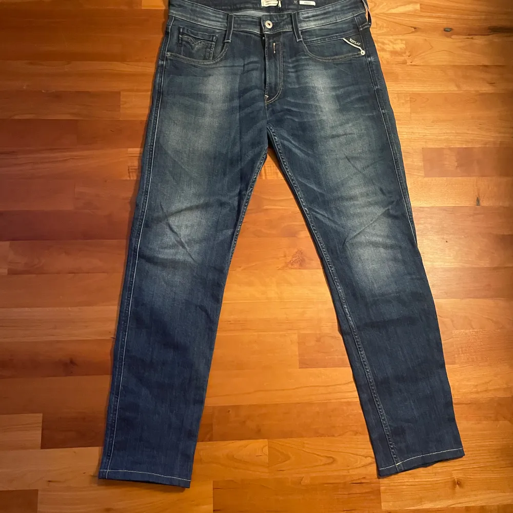 Säljer ett par riktigt sköna jeans från replay för 499kr. Storlek: W32 L32, modell: ANBASS, skick: 9/10.. Jeans & Byxor.
