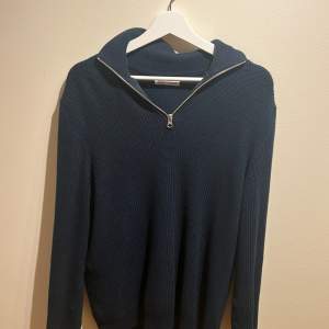 En riktigt nice halv zip tröja, inga defekter den är knappt använd! Säljer den på grund utav att den är för liten 