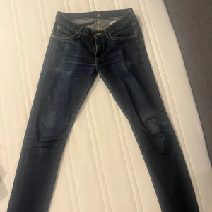 Lee lågmidjade jeans - Har använt ett fåtal gånger och köpte de på sellpy tror jag! De är mer straight än skinny skulle jag säga men de passade perfekt innan de blev för stora!!
