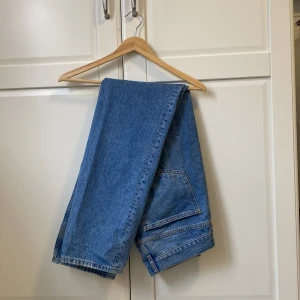 Jeans  - Nu säljer ja mina blåa lågmidjade straight leg jeans ifrån Gina tricot. De är otroligt sköna men de kommer inte till användning längre tyvärr.
