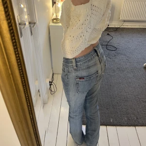 Only lågmidjade jeans - Säljer dessa vintage lågmidjade jeans från only storlek 38/34 och passar mig som har 36💗😊