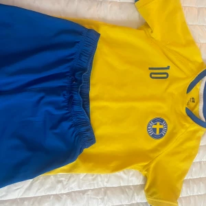 Sverige fotbollskläder - Liten fläck på magen men syns knappt 😅