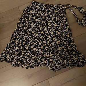 Blommig kjol - Säljer då den tyvärr inte passar längre. Använd kanske 2-3 gånger🥰Skulle säga att storleken är som en xs/s.