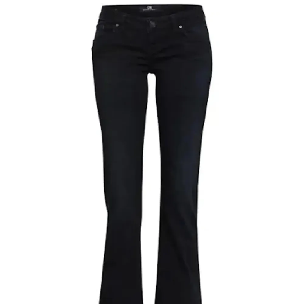 Lågmidjade Ltb jeans i fint skick💙färg: nattblå . Jeans & Byxor.