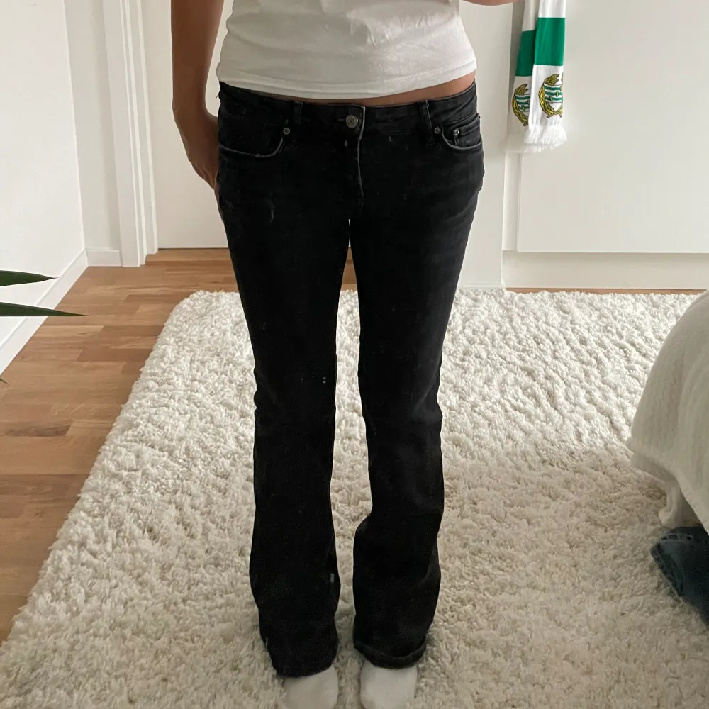 Svarta jeans från Zara, jag brukar ha 27/32 eller 26/30 och dem passar på mig. Skriv till mig om du är intresserad💕. Jeans & Byxor.