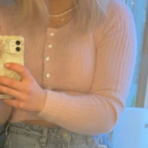Långärmad tröja - Tröja i gosigt material från SHEIN, nästintill oanvänd. Den har ”silvriga” uppknäppbara knappar upptill!💕