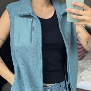 Fleece väst - Använd max två gånger. Superfin färg nu till våren men kommer tyvärr aldrig till använding. 