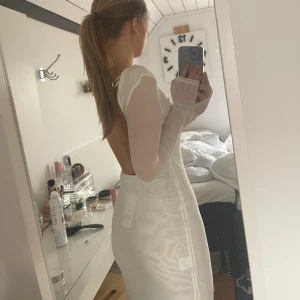 Vit klänning med öppen rygg 🤍 - Vit klänning med öppen rygg från Charcoal, helt oanvänd 🤍 Size 10 motsvarar XS/S  Jätte fin till sommaren, nypris 770:-