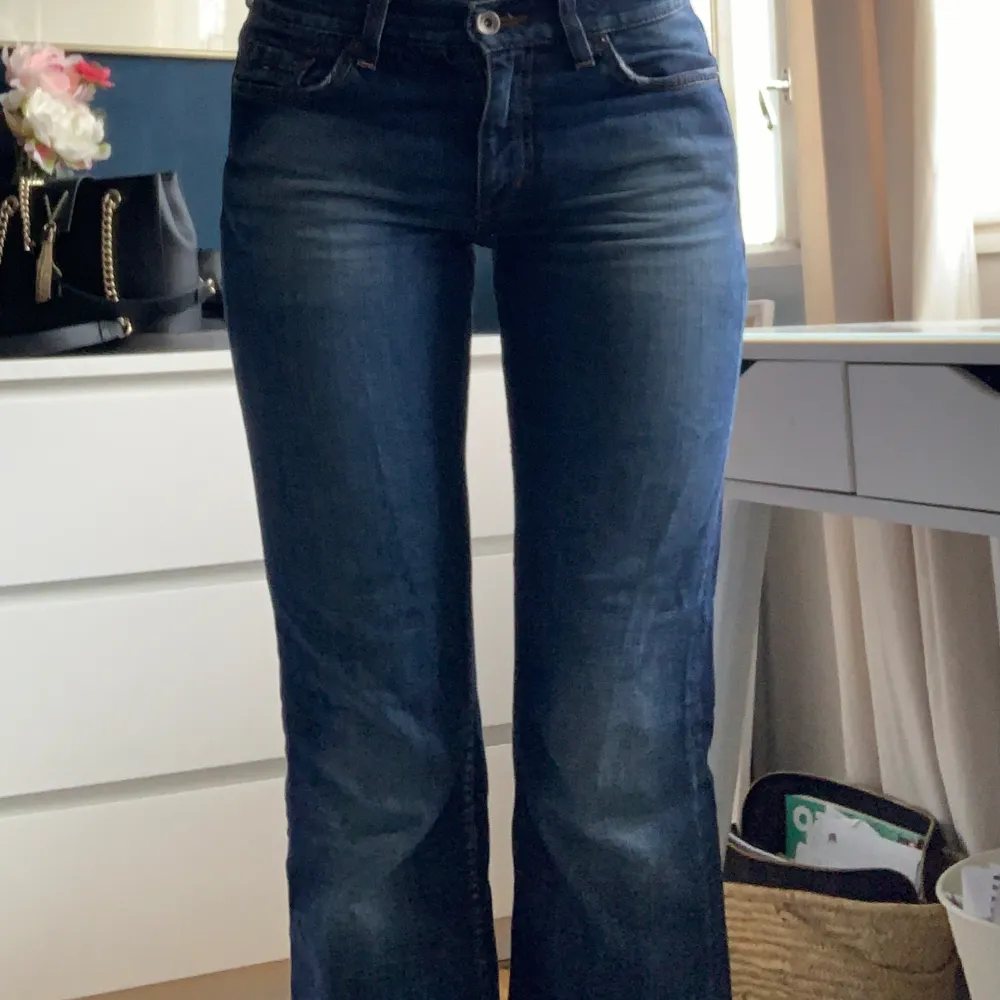 Low waist bootcut jeans köpt i second hand butik, nyskick!  Midja: 37 Gylf till skrev: 20 Ytterben:1m Innerben:77. Jeans & Byxor.
