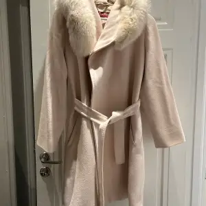 MaxMara studio coat light pink/beige. Size 36/38. Original price ca 7000. Worn a couple of times mostly been in closet for 2-3 years. 