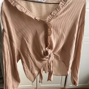Blus - Jätte fin beige/ rosa blus från Zara, säljer för att den inte kommer till användning.❤️köpt för 300.