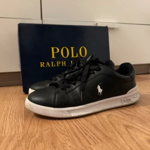 Polo Ralph lauren skor - Hej! Säljer mina polo Ralph lauren skor. Dom är i storlek 41 och inköpta i November 2023. Säljes då dom inte används. Max använda 10 ggr. Det var ett spontanköp som jag sedan ångra och därför har skorna blivit stående.