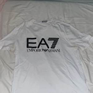 Armani t shirt - Extremt fin Ea7 t shirt som ligger i utmärkt skick 