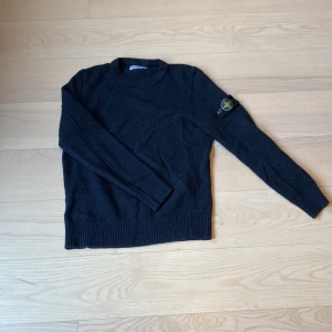 Stone Island stickad tröja - Tjena säljer denna Stone island tröja kontakta mig för fler bilder denna är i storlek m men passar s också 