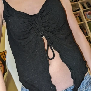 Svart linne med detaljer  - Jätte snyggt svart linne med detaljer från Hm. I bra skick, jag har inte använt den så mycket.