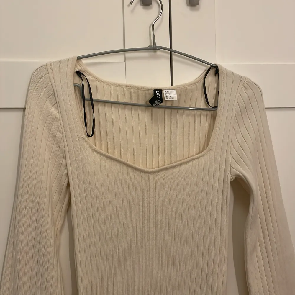 En vit klänning från H&M den är aldrig använd och är lite genomskinlig men om man har nåt beige färgat under är det inga problem. Den är i storlek S/Hör av dig om du är intresserad . Klänningar.