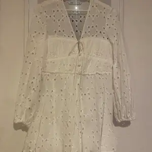 Suuper snygg klänning från Zara som inte kommit till använding, pris går att diskuteras och det att bara att fråga för fler bilder 💕💕