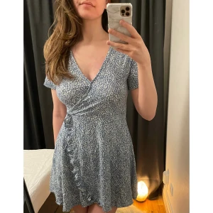 Pull&Bear klänning, stl. M - Kort, blommig Pull&Bear klänning i stl. M. Knappt använd. I gott skick. 