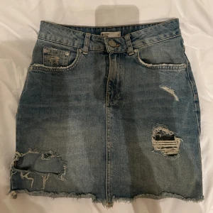 Jeanskjol - Jätte snygg jeanskjol som tyvärr är för liten för mig nu. Men sååå snygg!💗