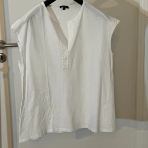 Top - Summer time will be more enjoyable with noce top by massimo dutti. You can see flaws in picture 5.