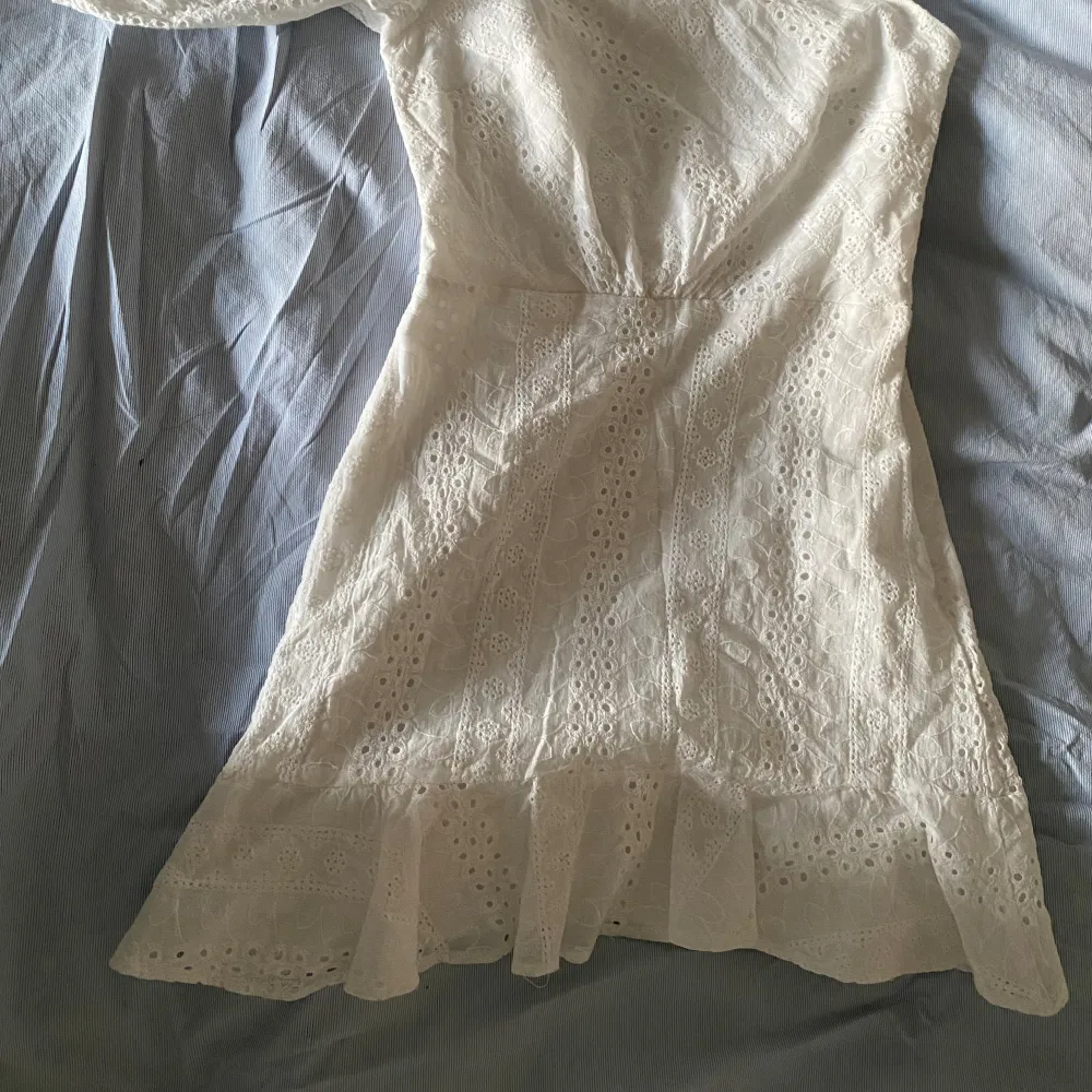 Jättefin vit klänning från NA-KD, som är köpt här på Plick men säljer då den var för liten för mig. Storlek 38, men skulle säga att den är liten i storleken. Den är även insydd i överdelen, men det är lätt att ta bort. Skriv för frågor💗. Klänningar.