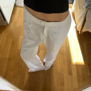 Kostymbyxor  - Vita kostymbyxor med låg midja och vida ben. Fyndade secondhand i Spanien. 