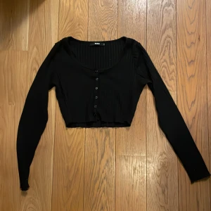 Långärmad croptop - Nyskick, säljer för den inte används.