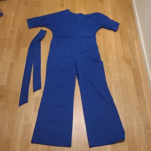 En fest dress  - En mörkblå dress utomlands 