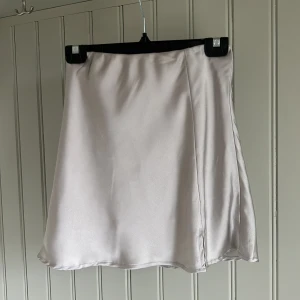 Kjol ginatricot  - Säljer nu min satinkjol från Gina tricot då den inte passar längre. Köptes för ett tag sen men endast använd ett fåtal gånger. Mycket bra skick!